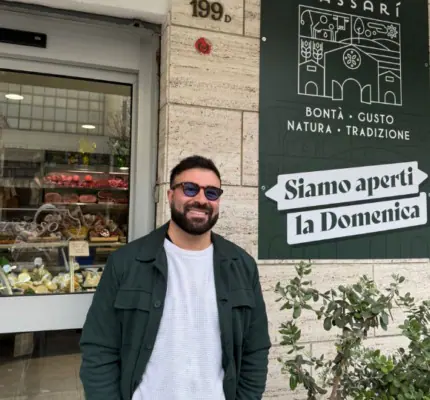 Nicola sorride davanti all’ingresso di Massarì, con l’insegna «Siamo aperti la domenica».